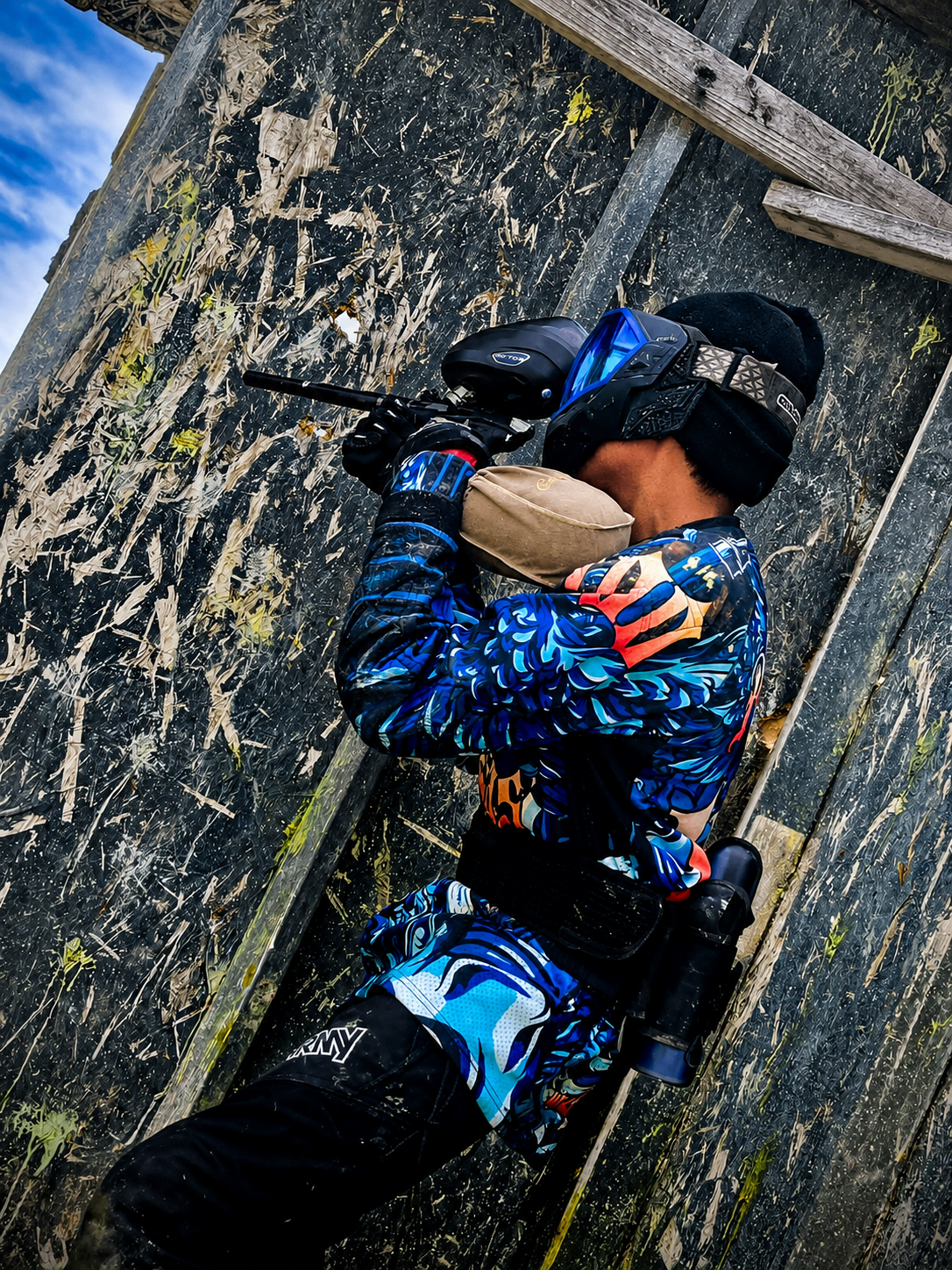AZ Streetz player leaning around a paint-splattered bunker wall